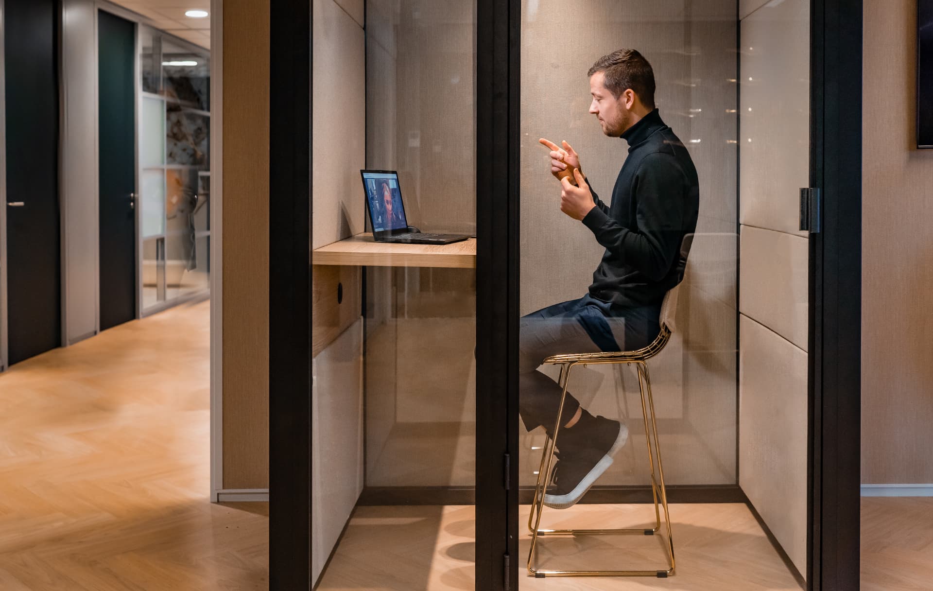 Collega van Synsel in een belcel tijdens een videocall